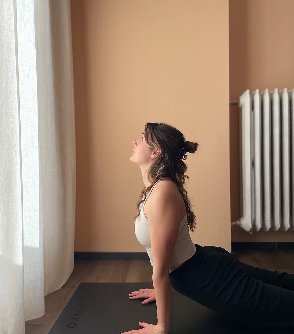 Noemie in einer Yoga Kobra-Pose